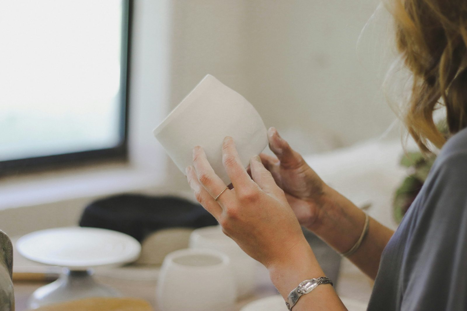Le geste d’une céramiste au travail dans son atelier
