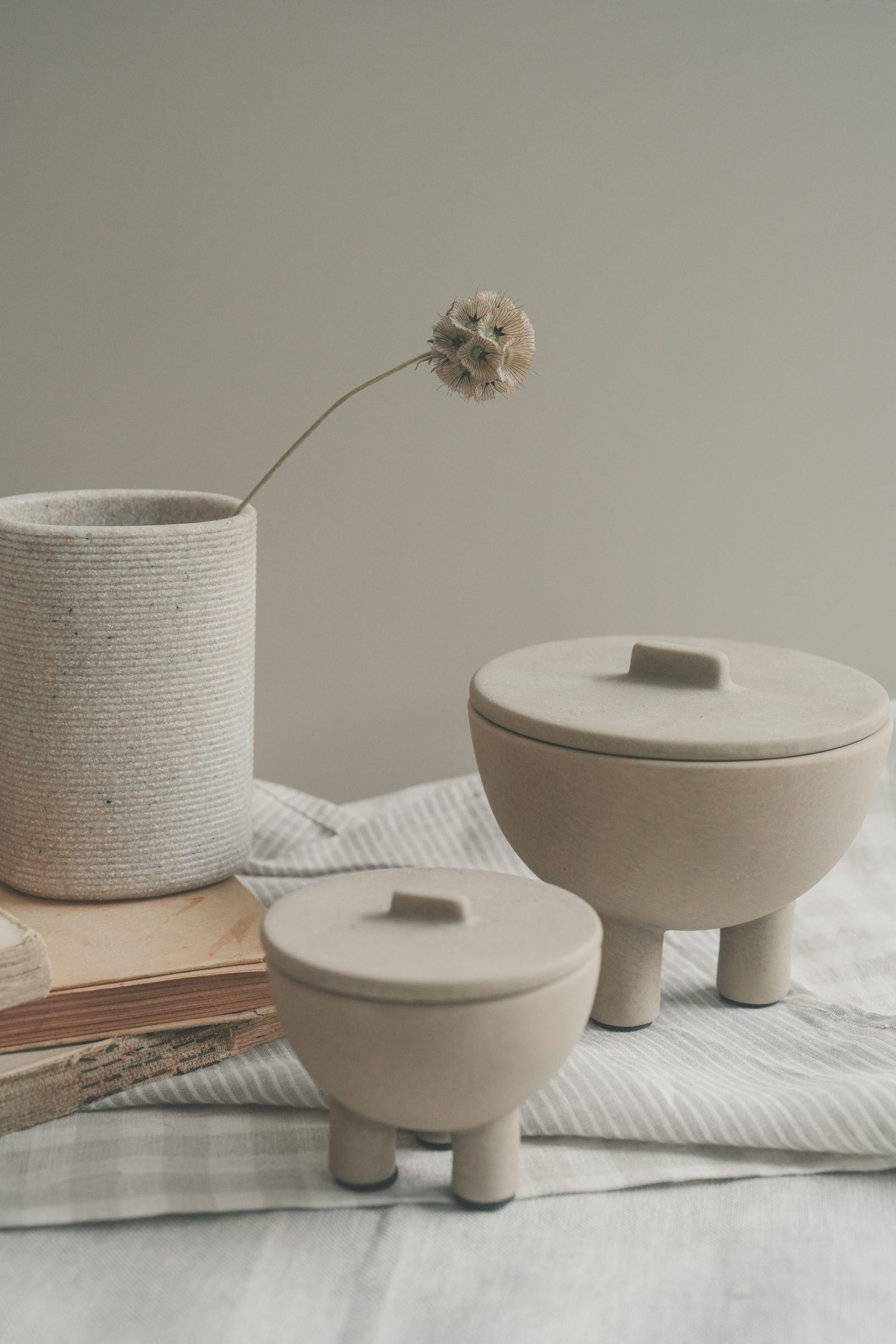 Céramiques photographiées sur un tissu naturel